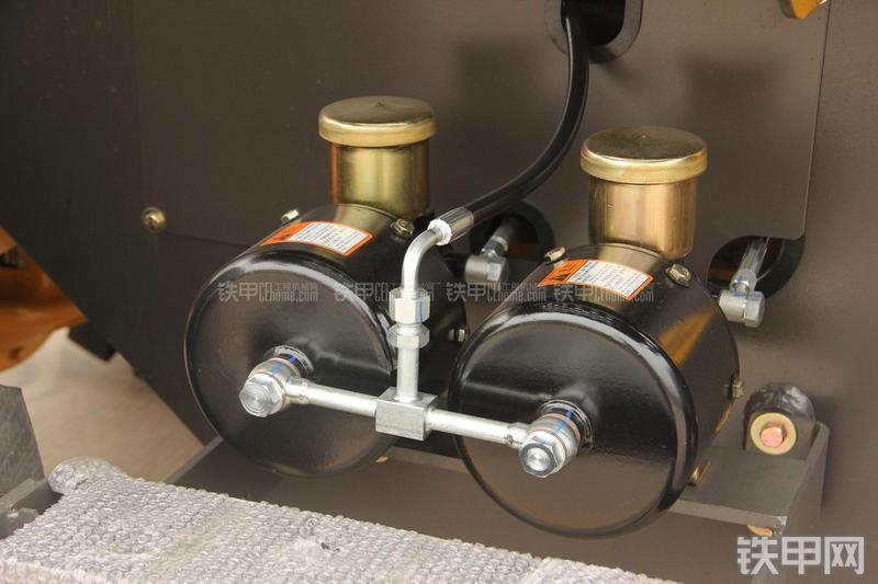 山东临工LG933L装载机局部