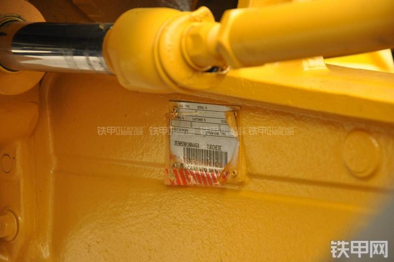 山东临工B877挖掘装载机局部