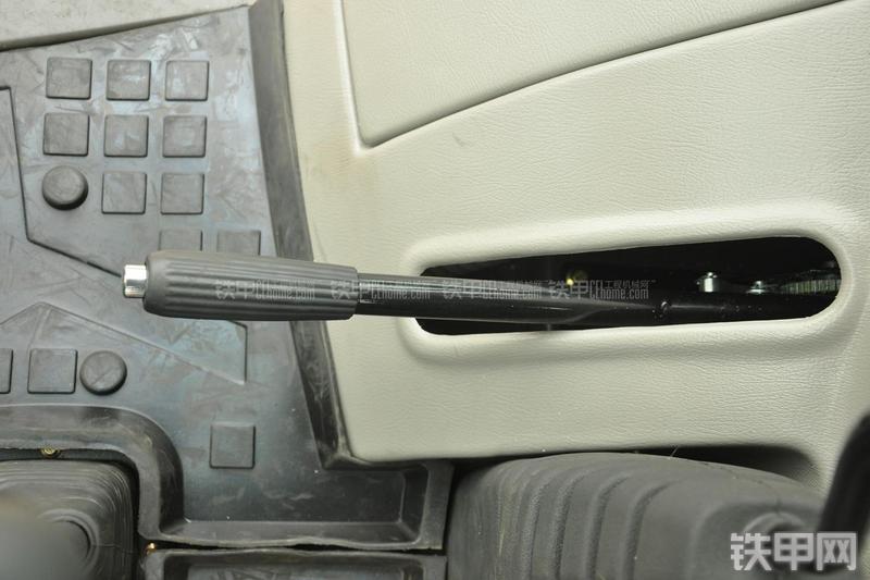 山东临工B877挖掘装载机局部