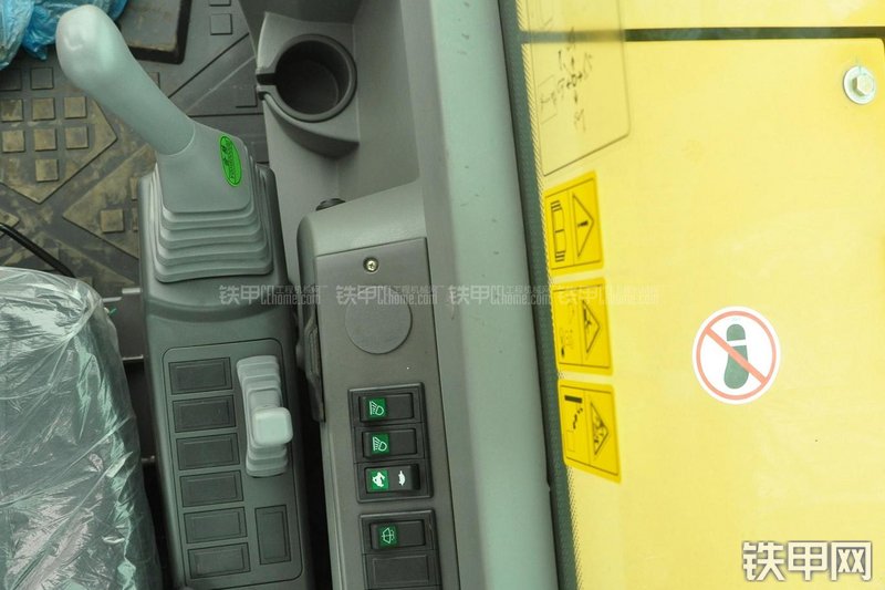 山东临工LG665E挖掘机局部