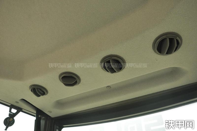 山东临工B877挖掘装载机局部