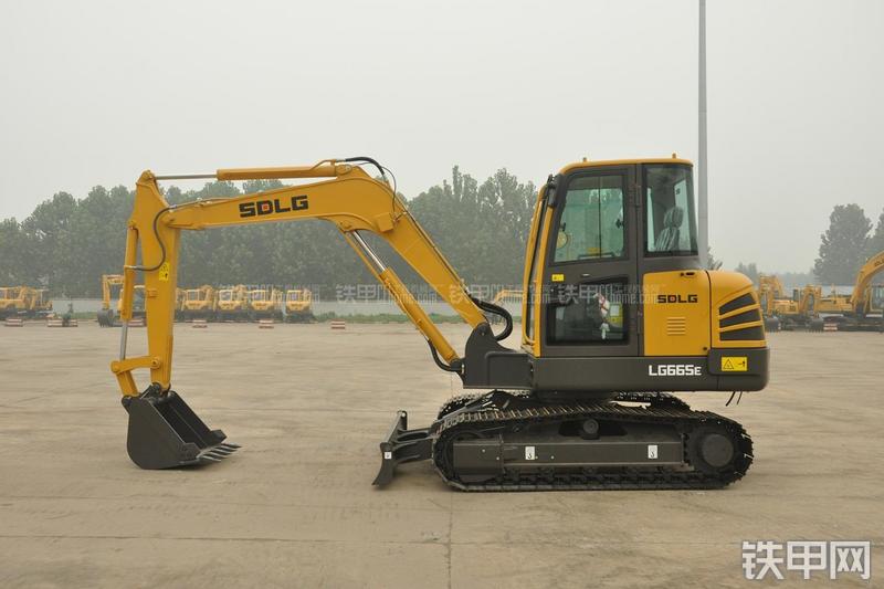 山东临工LG665E挖掘机整机外观