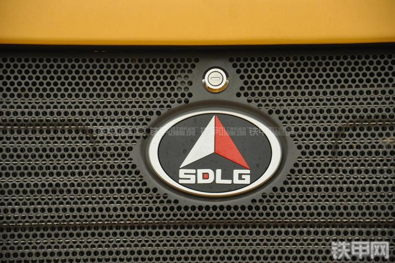 山东临工B877挖掘装载机局部