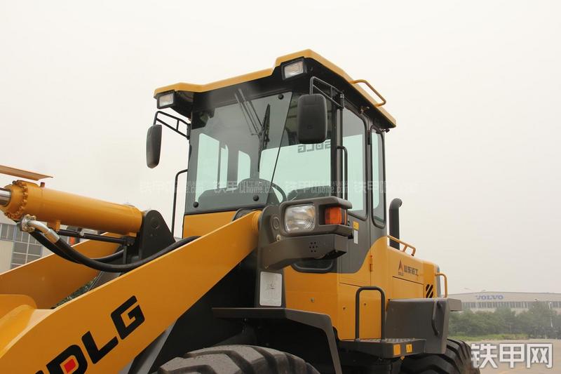 山东临工LG933L装载机局部