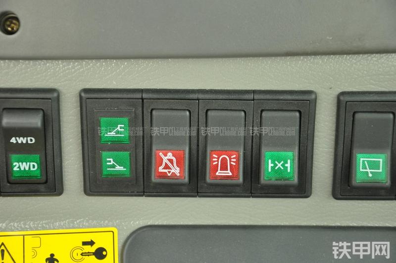 山东临工B877挖掘装载机局部