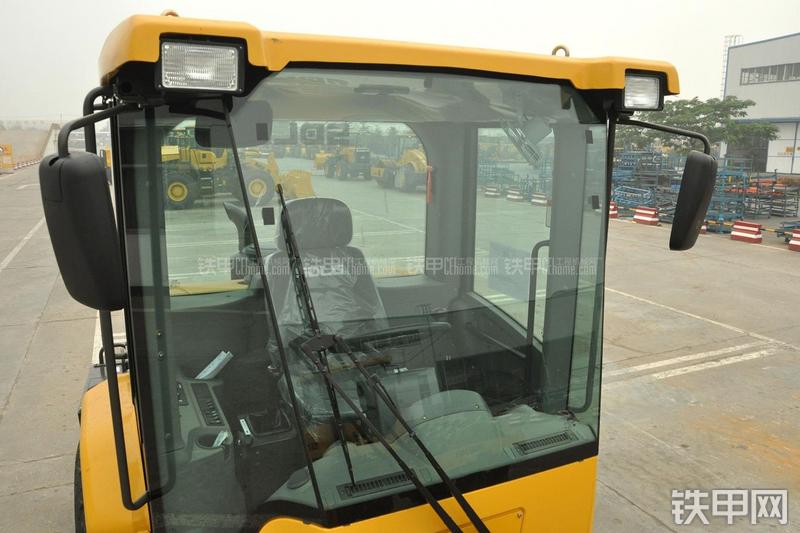 山东临工RS8140压路机局部