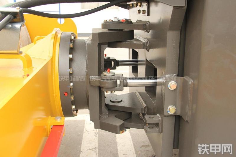 山东临工RS8140压路机局部