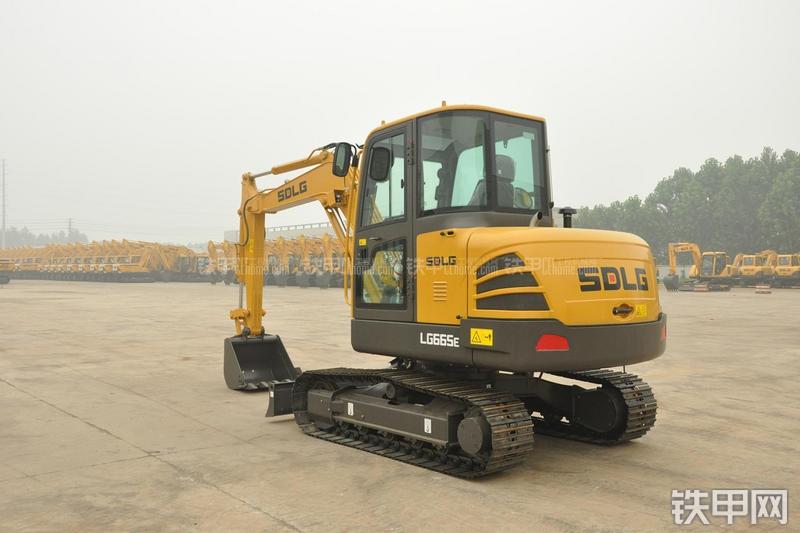 山东临工LG665E挖掘机整机外观