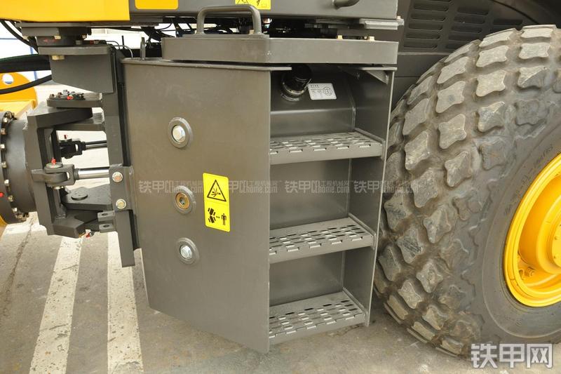 山东临工RS8140压路机局部