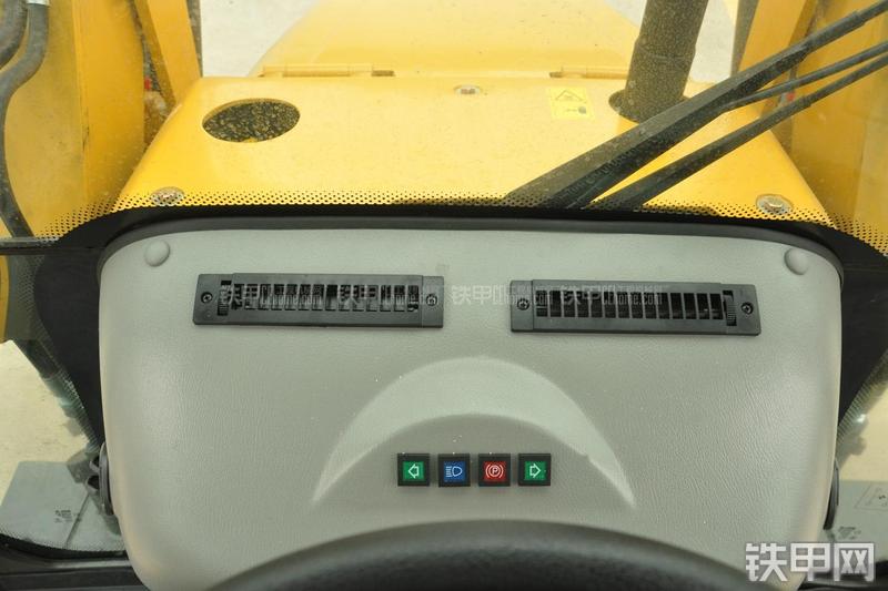 山东临工B877挖掘装载机局部