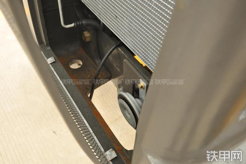 山东临工B877挖掘装载机局部