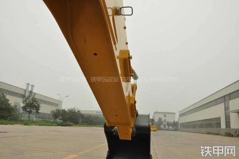 山东临工B877挖掘装载机局部