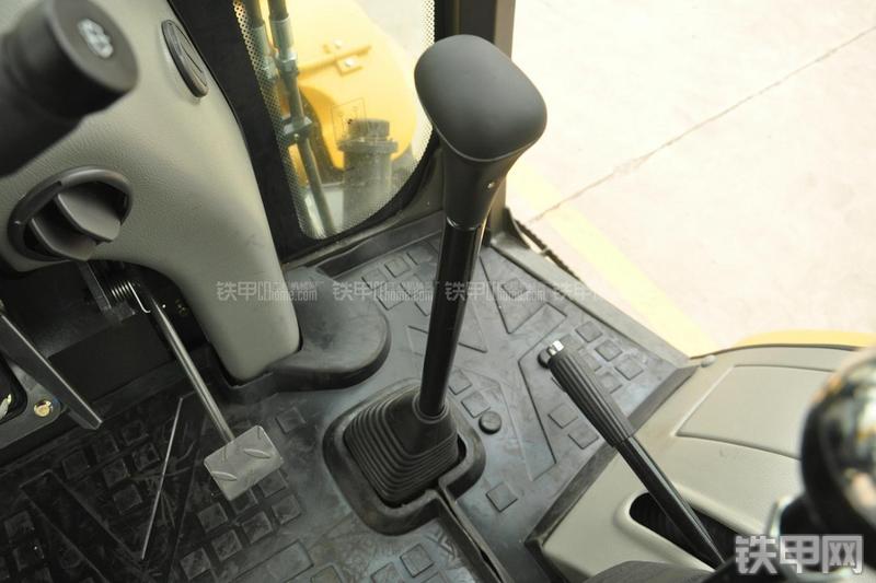 山东临工B877挖掘装载机局部