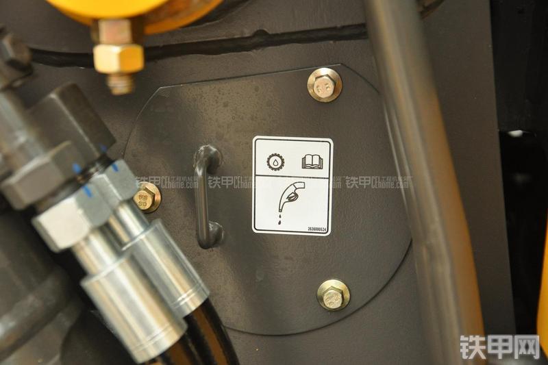 山东临工B877挖掘装载机局部