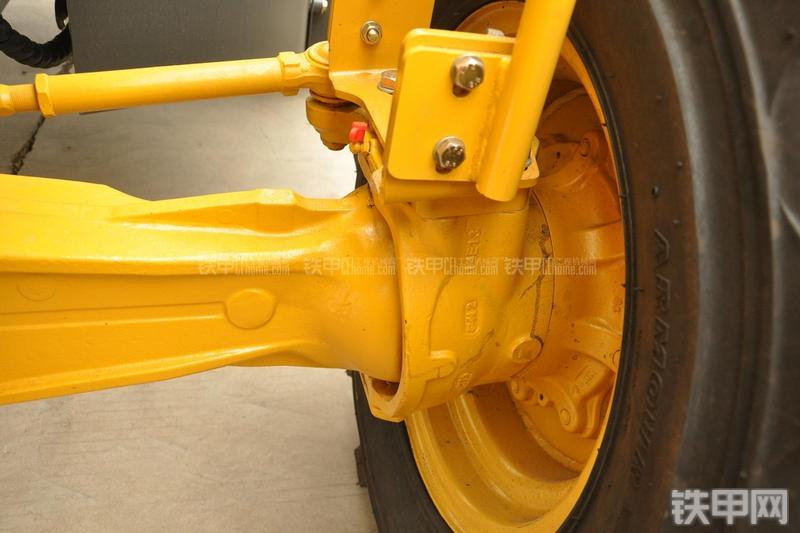 山东临工B877挖掘装载机局部