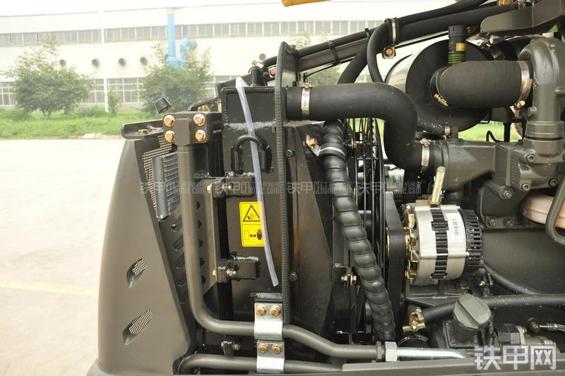 山东临工B877挖掘装载机局部