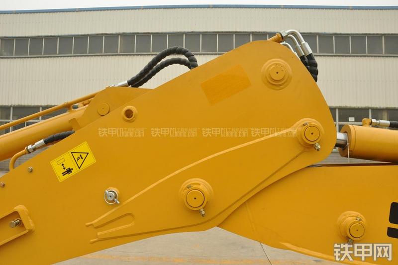 山东临工B877挖掘装载机局部