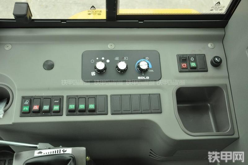 山东临工RS8140压路机局部