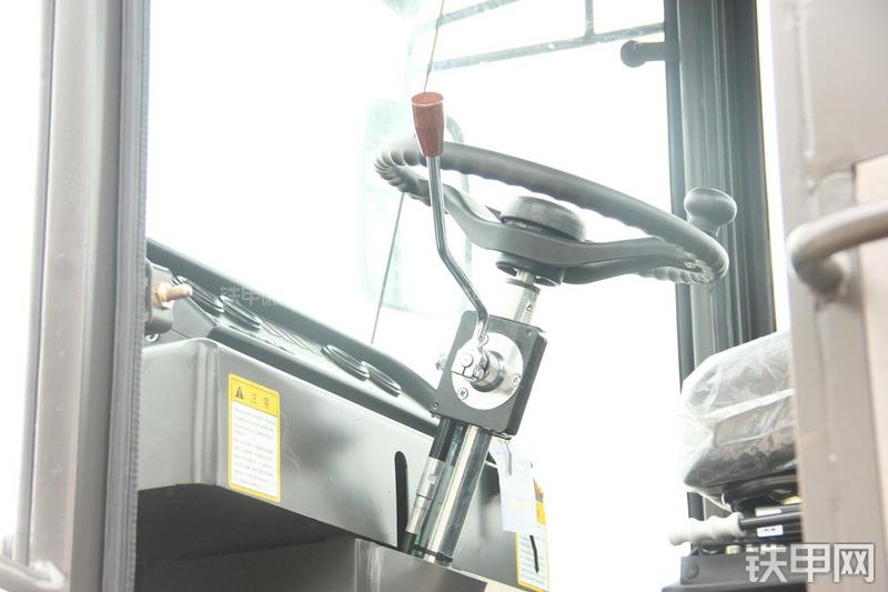 山东临工LG933L装载机局部