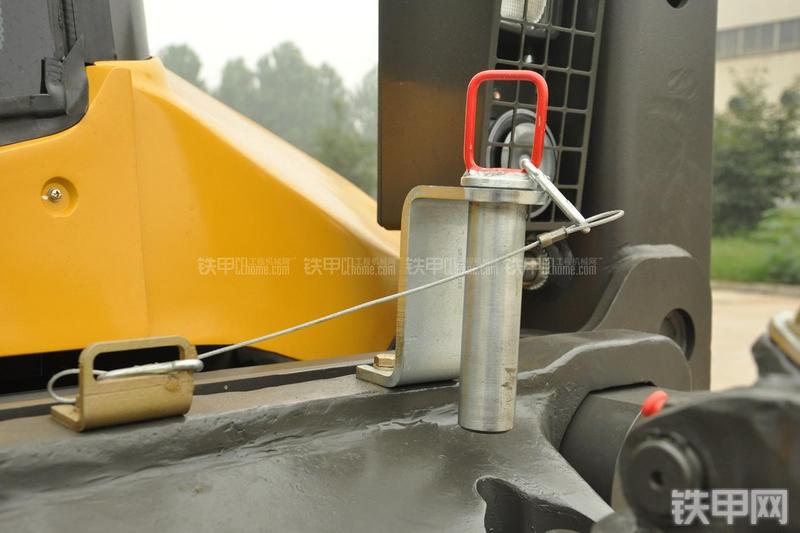 山东临工B877挖掘装载机局部