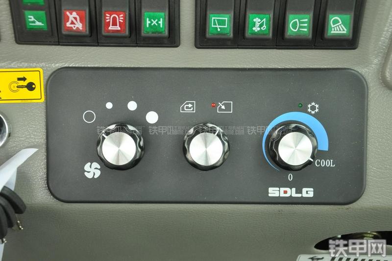 山东临工B877挖掘装载机局部