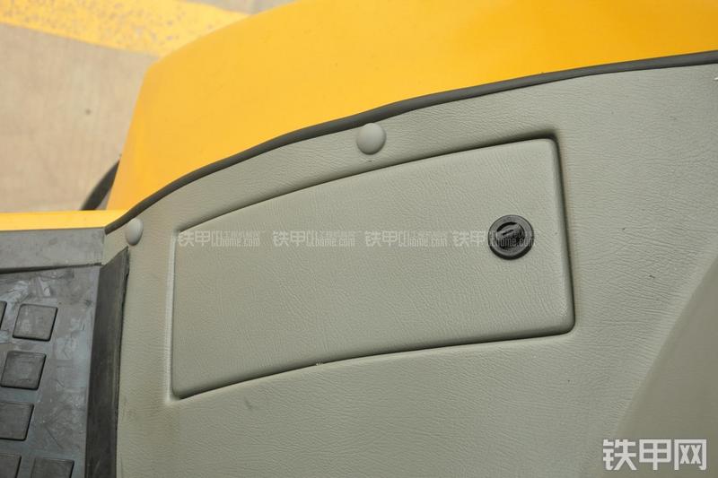 山东临工B877挖掘装载机局部