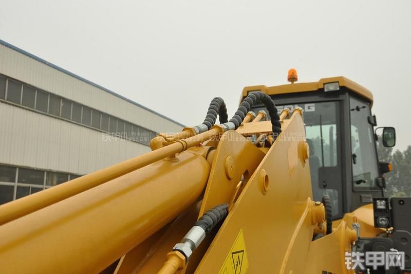 山东临工B877挖掘装载机局部