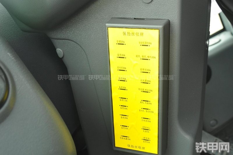 山东临工LG953装载机局部