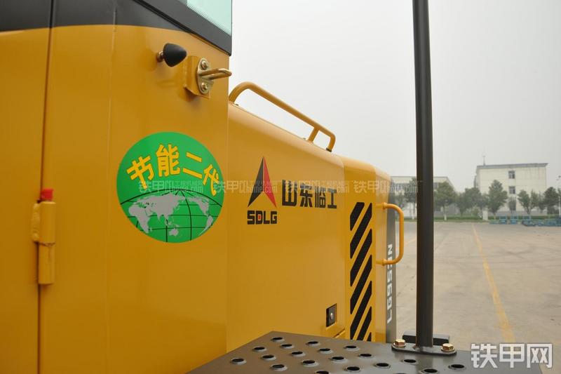 山东临工LG953N节能型装载机局部