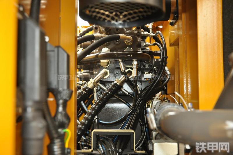 山东临工LG6135E挖掘机局部