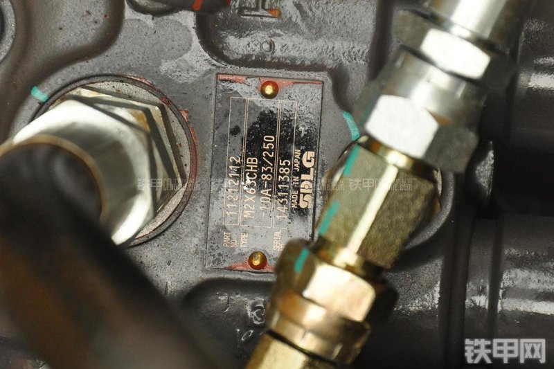 山东临工LG6135E挖掘机局部