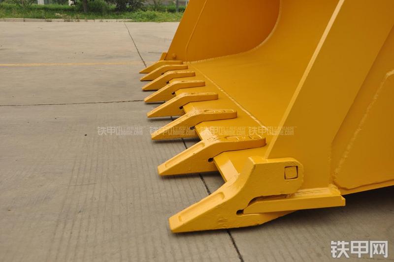 山东临工LG953装载机局部