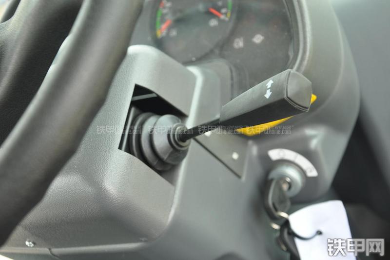 山东临工LG953装载机局部