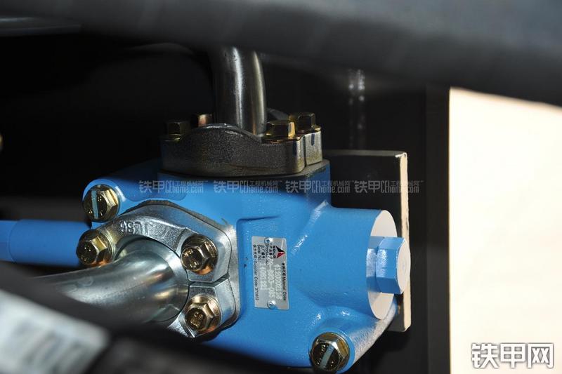 山东临工LG953装载机局部