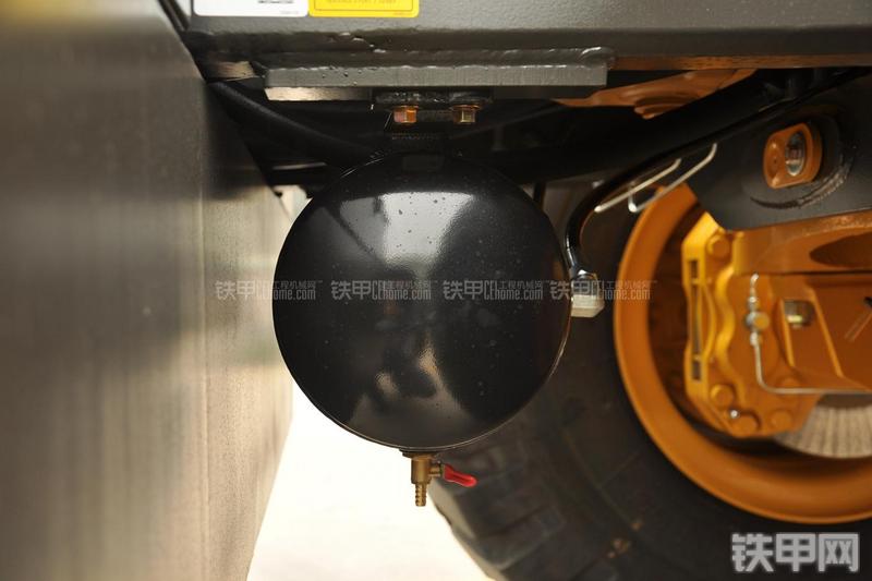 山东临工LG953装载机局部