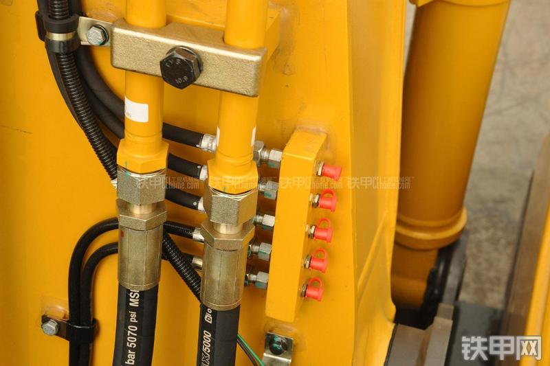 山东临工LG6135E挖掘机局部