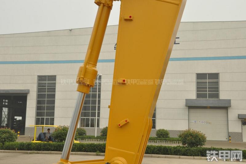 山东临工LG6135E挖掘机局部