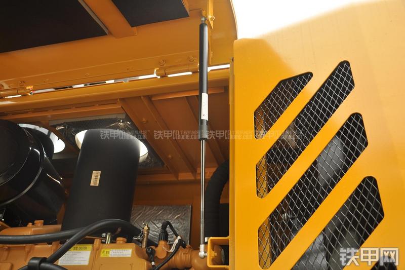 山东临工LG953装载机局部