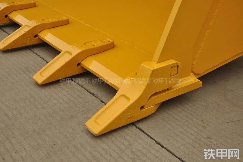 山东临工LG953装载机局部