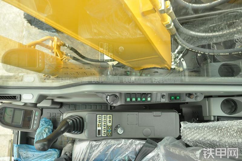 山东临工LG6135E挖掘机局部