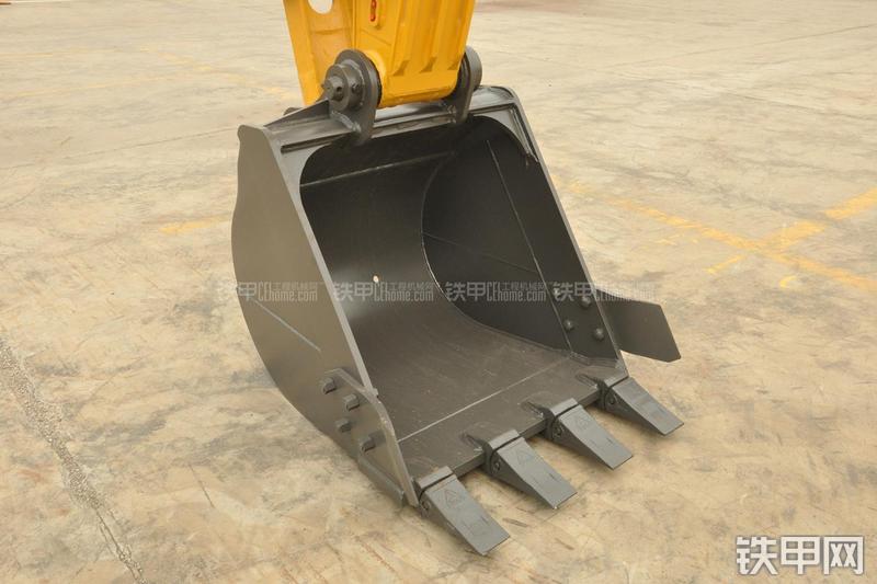 山东临工LG6135E挖掘机局部