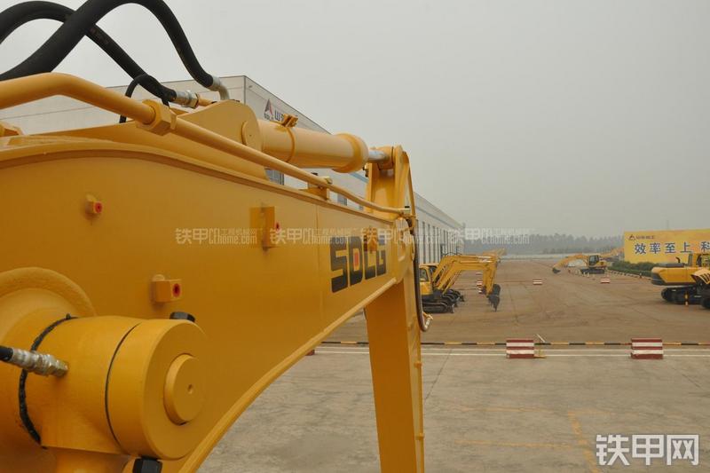 山东临工LG6135E挖掘机局部