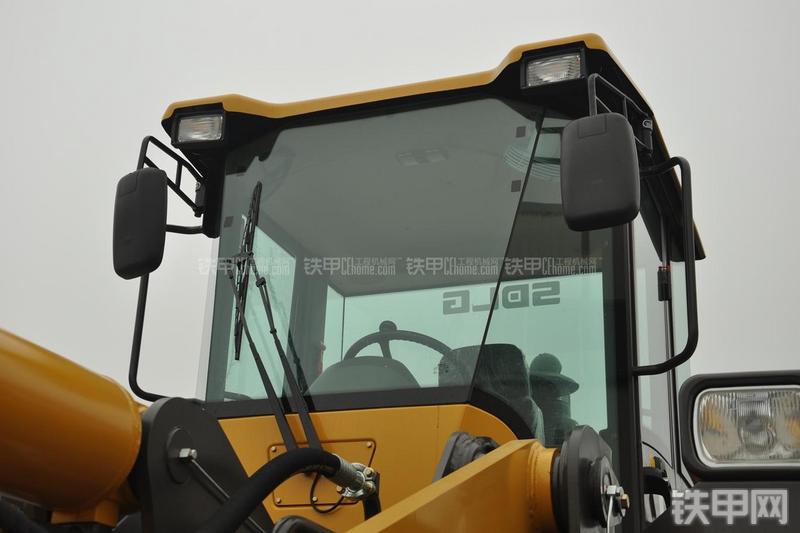 山东临工LG953N节能型装载机局部