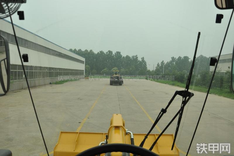 山东临工LG953N节能型装载机局部