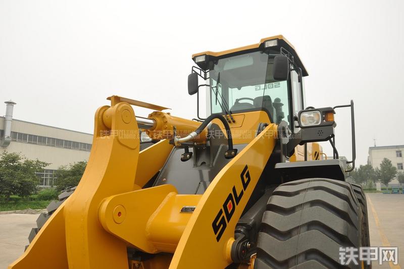 山东临工LG953装载机局部