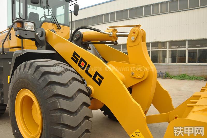 山东临工LG953装载机局部