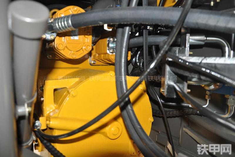 山东临工LG953装载机局部