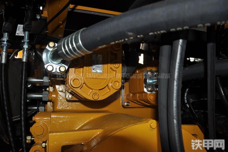 山东临工LG953装载机局部