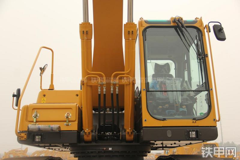 山东临工LG6225E挖掘机局部