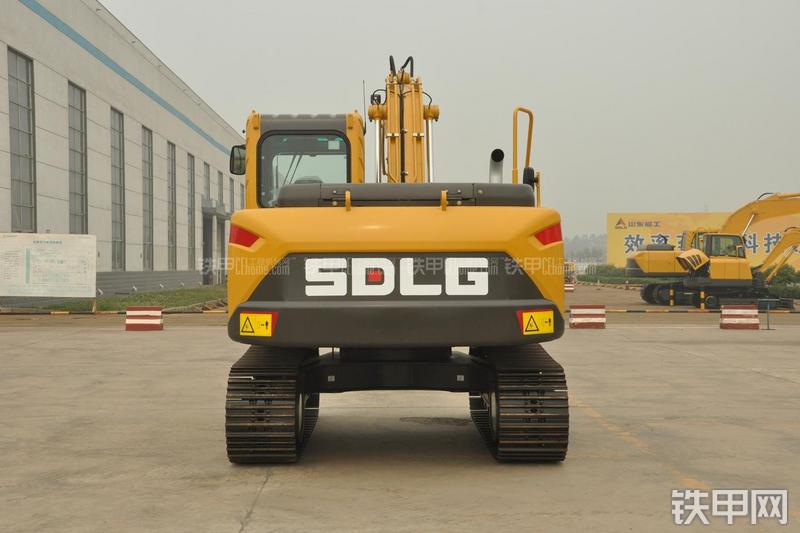 山东临工LG6135E挖掘机整机外观